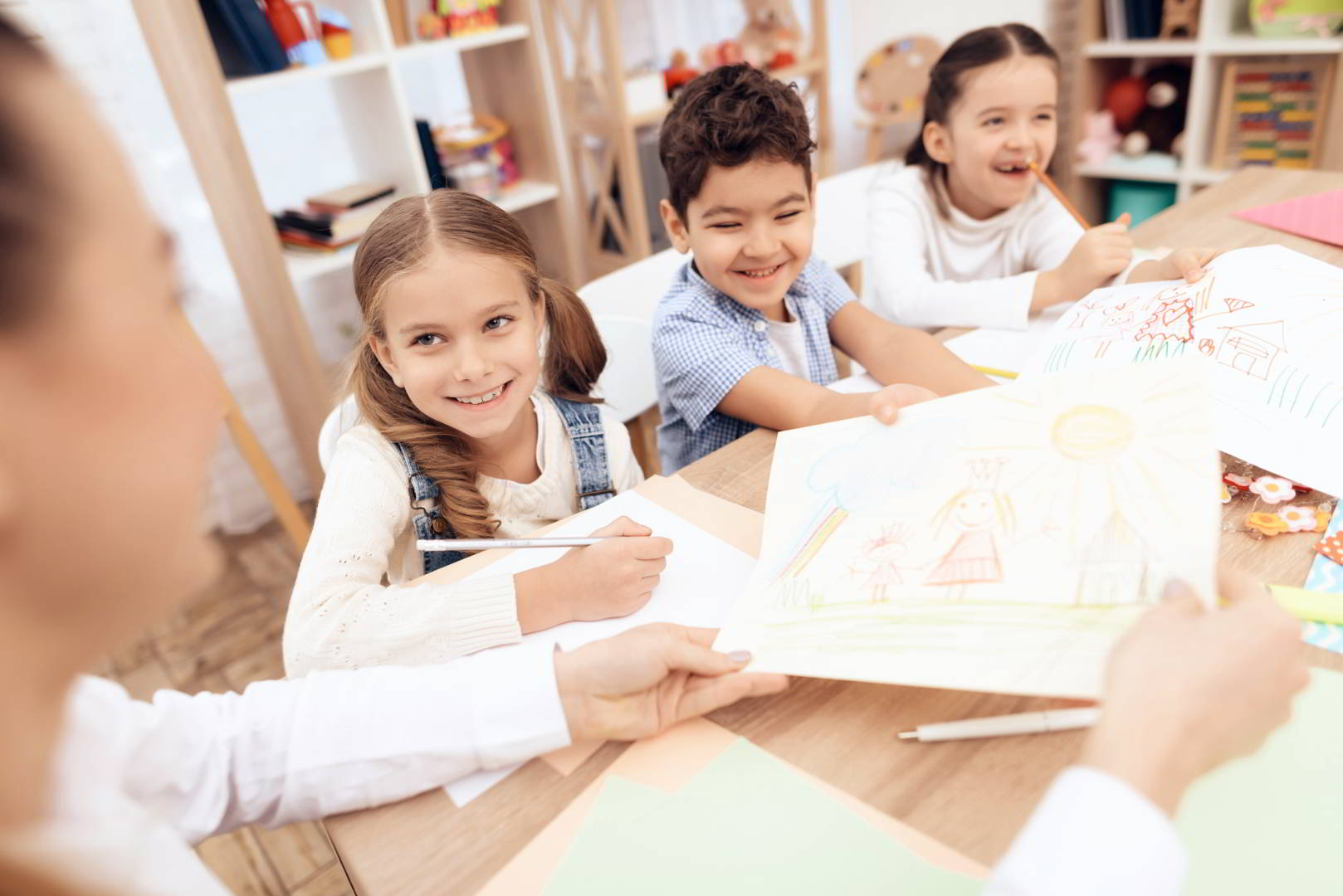 Children have a drawing lesson at school.